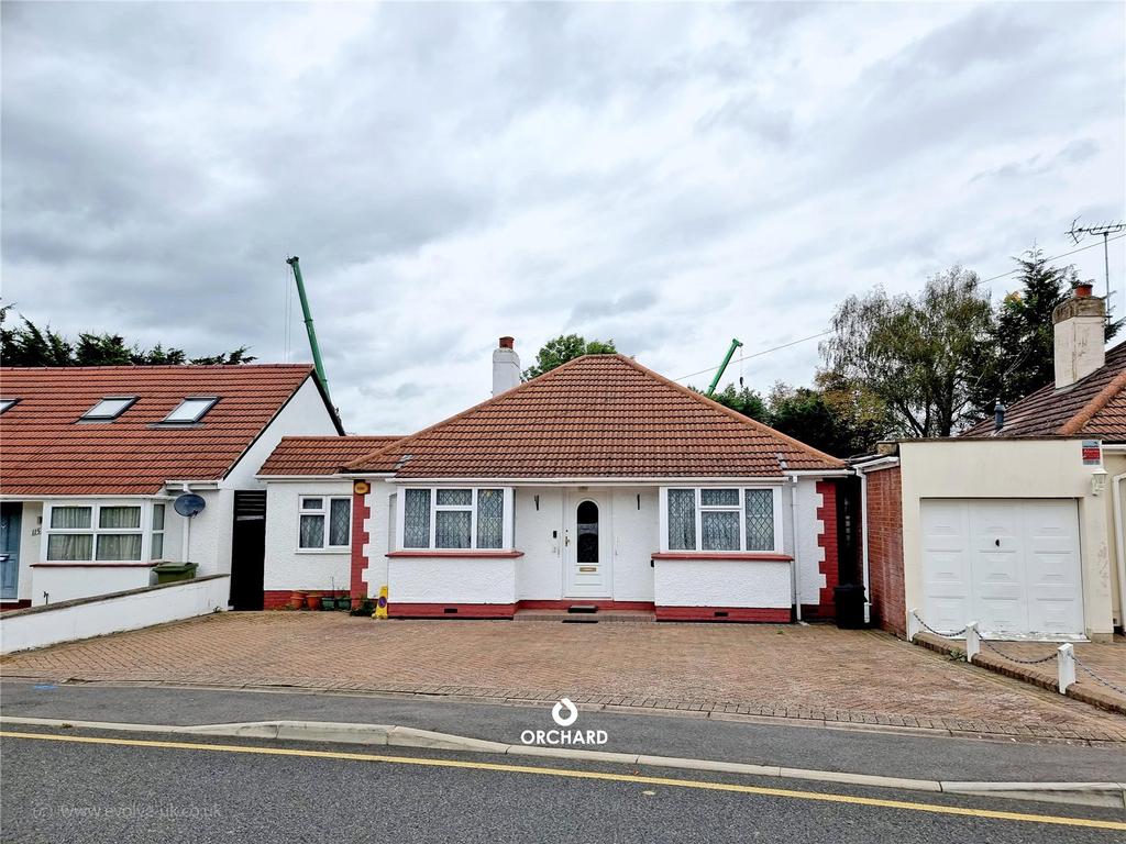 The Greenway, Ickenham, UB10 3 bed detached house for sale £775,000