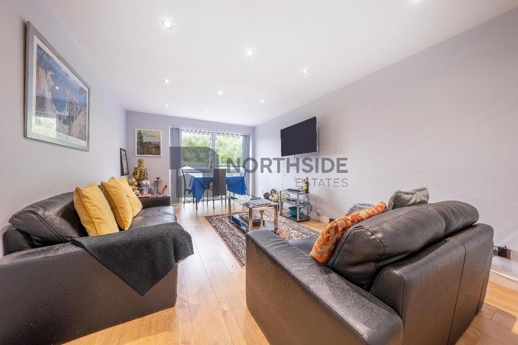 High 2 bed flat £440,000