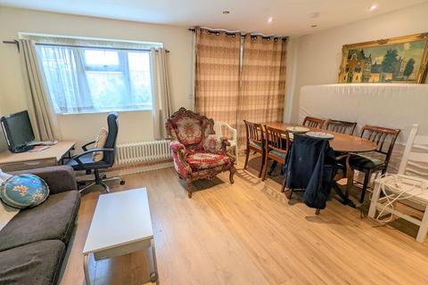 Studio to rent, Tudor Crescent, Enfield