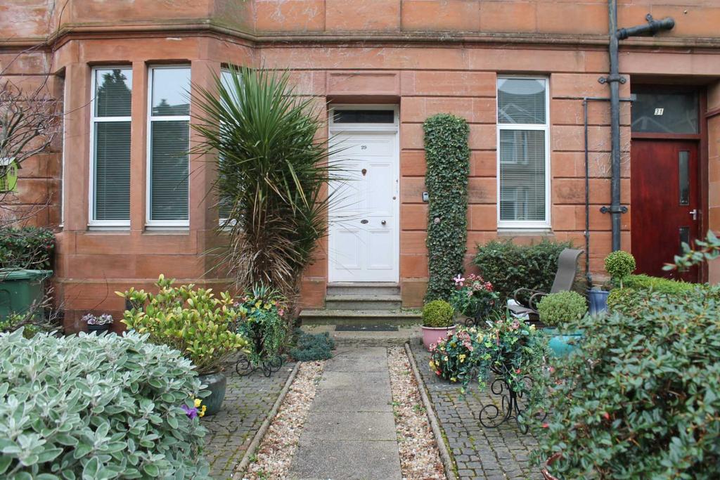 Whitehaugh Drive, Paisley, PA1 3PG 2 bed flat £695 pcm (£160 pw)