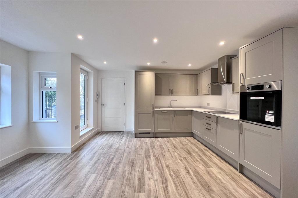 Station Road, Bourne End, SL8 2 bed apartment to rent £1,325 pcm (£