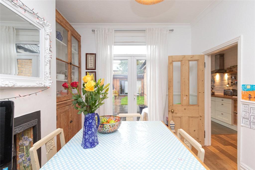 Lansdowne Avenue, LeighonSea, SS9 3 bed semidetached house to rent