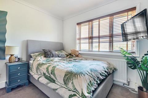 15 Vicarage Road, Sunbury-on-thames, TW16 7QQ