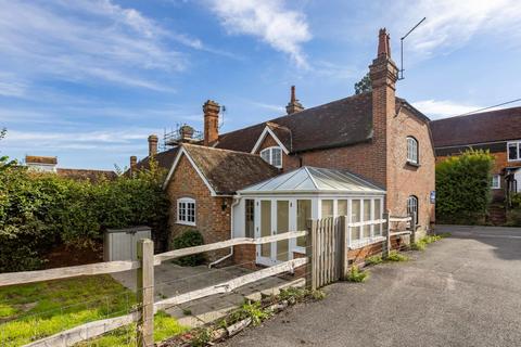 2 bedroom end of terrace house for sale - Available With No Chain in Hawkhurst