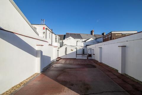 2 bedroom terraced house to rent, Merthyr Road, Whitchurch