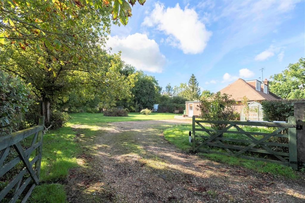 Lyefield Lane, Forest Green, Dorking 3 bed chalet £1,795 pcm (£414 pw)