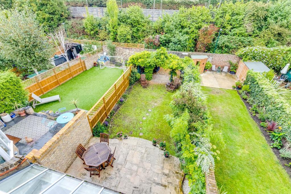 Elm Bank Gardens, Barnes, SW13 4 bed semidetached house £2,350,000