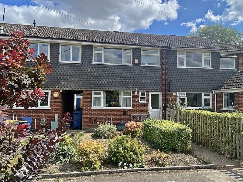 Bourne End 3 bed terraced house £1,350 pcm (£312 pw)