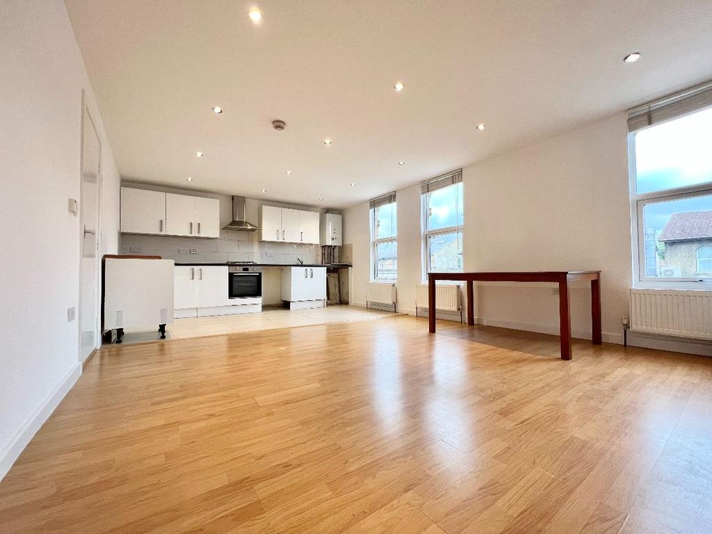 Brook Road, Thornton Heath 2 bed flat £1,500 pcm (£346 pw)