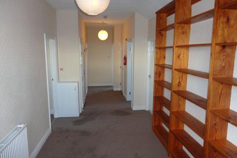 2 bedroom flat to rent, 37 Avenue Victoria