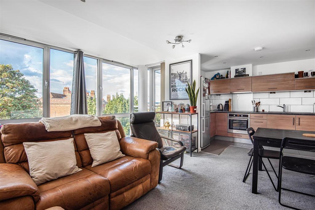 Bonfire Corner, Portsmouth 2 bed apartment £1,300 pcm (£300 pw)