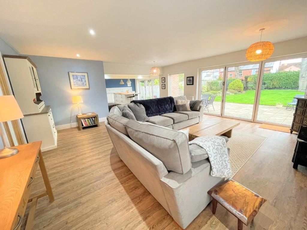 Lounge/dining area