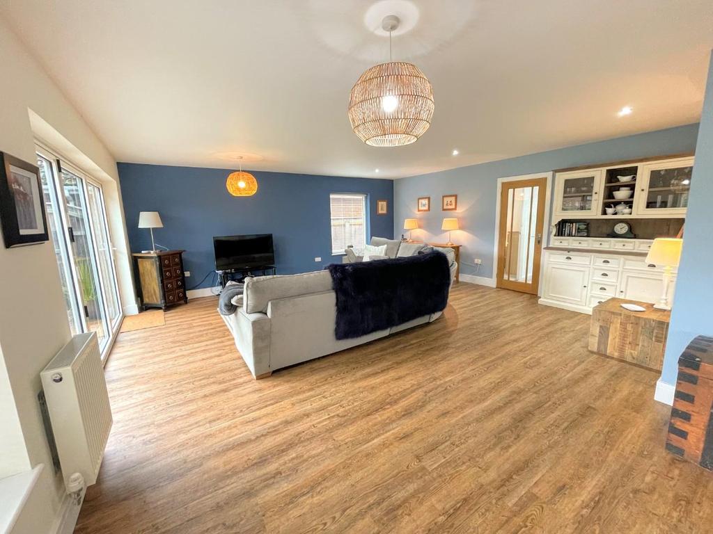 Lounge/dining area