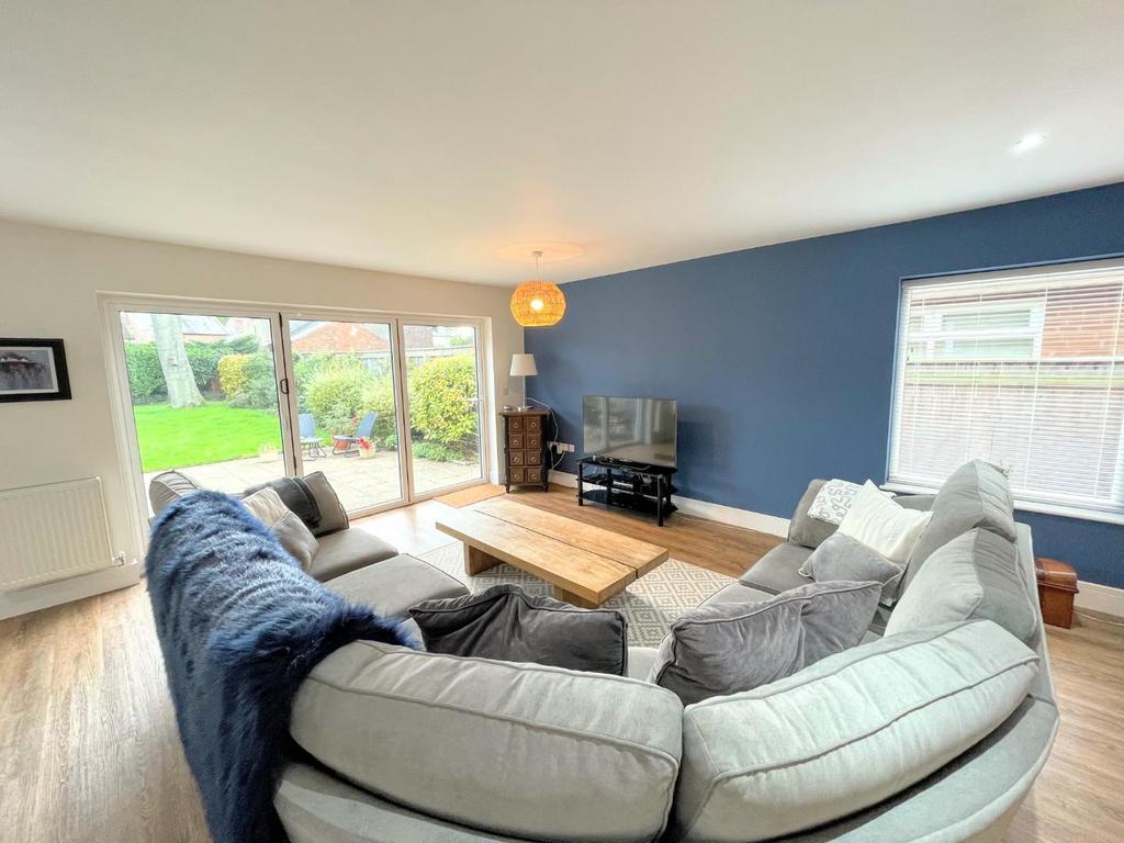 Lounge/dining area