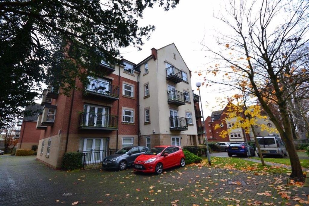 Knighton Park Road, Leicester 2 bed flat £975 pcm (£225 pw)