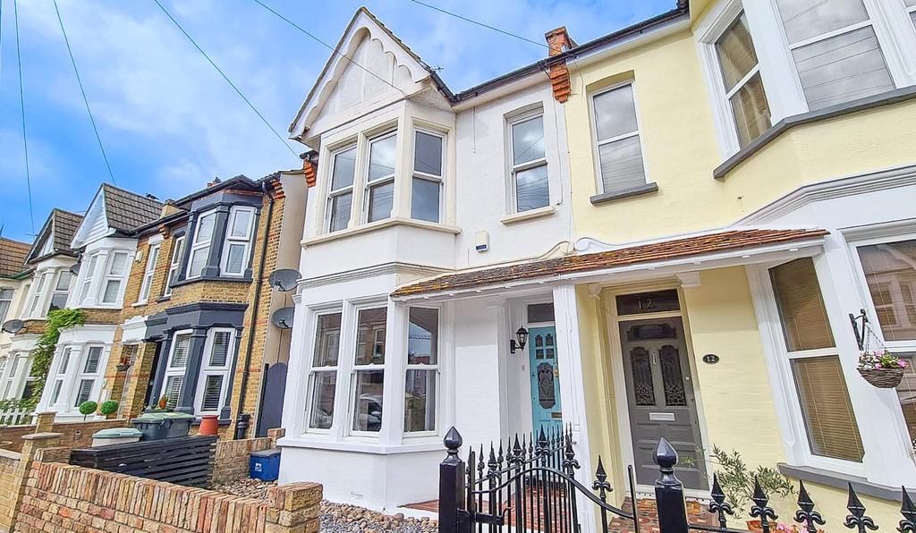 Canonsleigh Crescent, LeighOnSea 3 bed end of terrace house £575,000