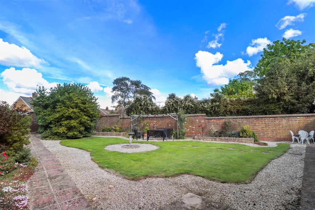 Sandbanks Gardens, Hailsham 3 bed detached bungalow £425,000