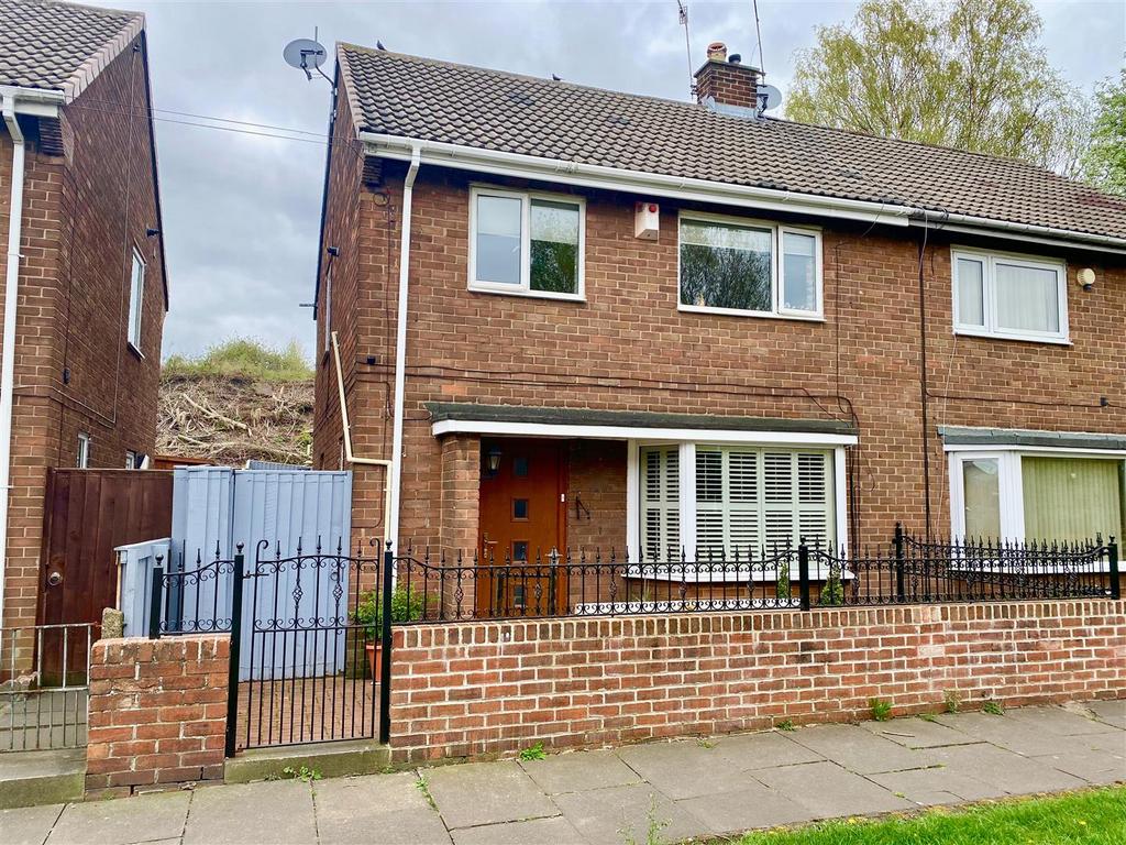 Walnut Gardens, Teams, Gateshead 3 bed semidetached house £125,000