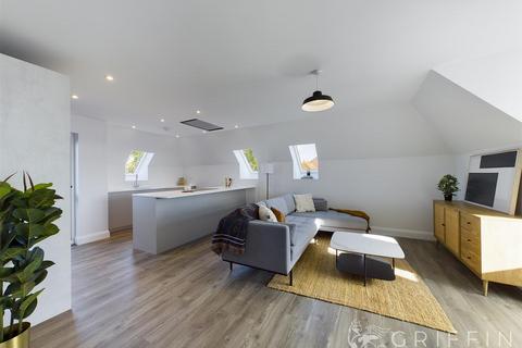 2 bedroom penthouse for sale - Hall Lane, Upminster