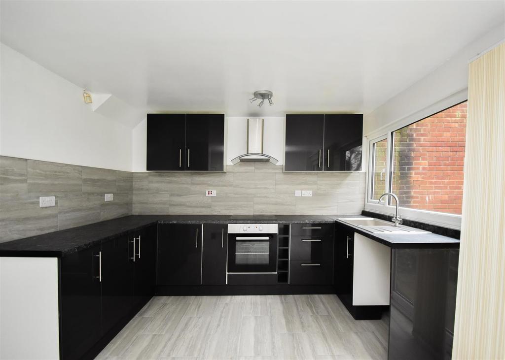 56 Cherrington Gardens, Wolverhampton 3 bed detached house £995 pcm