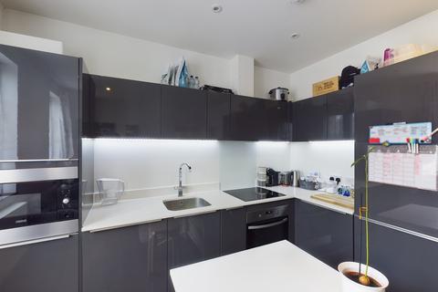 1 bedroom apartment for sale - Beaumont House, Hanworth Lane, Chertsey, Surrey, KT16