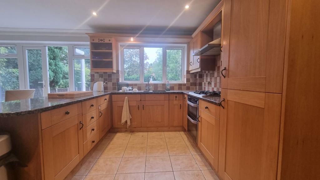 Dingle Road, Stourbridge 7 bed detached house £2,500 pcm (£577 pw)