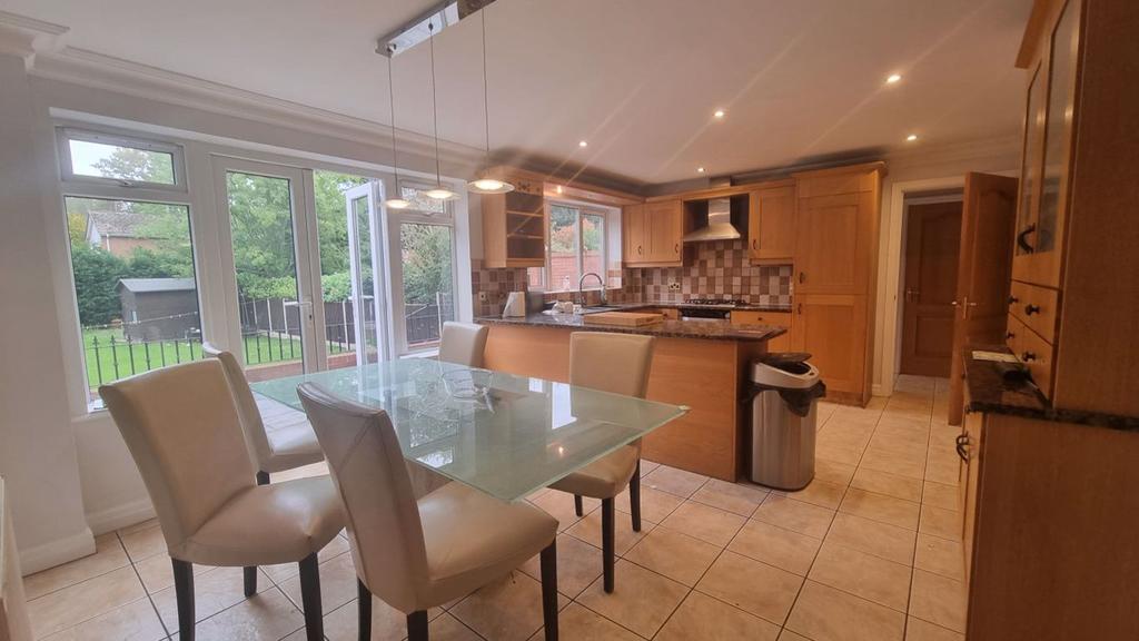 Dingle Road, Stourbridge 7 bed detached house £2,500 pcm (£577 pw)