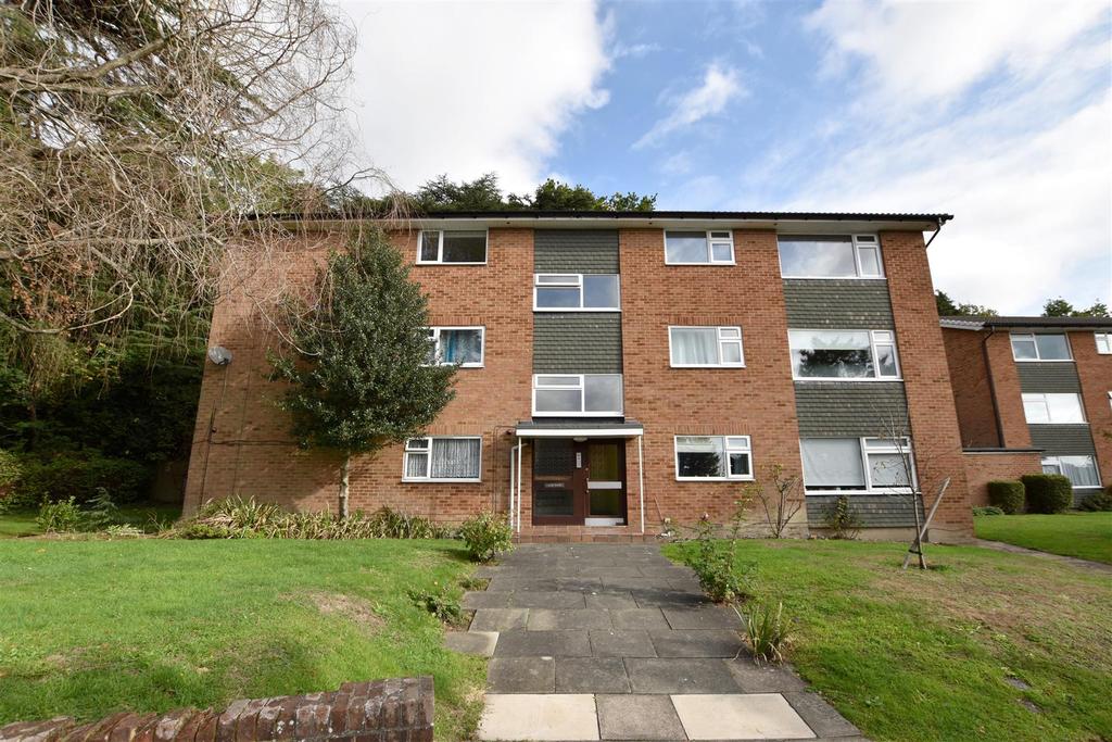 Oakfield Drive, Reigate 2 bed house £1,250 pcm (£288 pw)