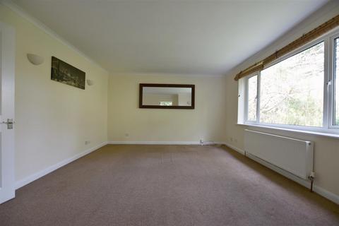 2 bedroom house to rent, Oakfield Drive, Reigate