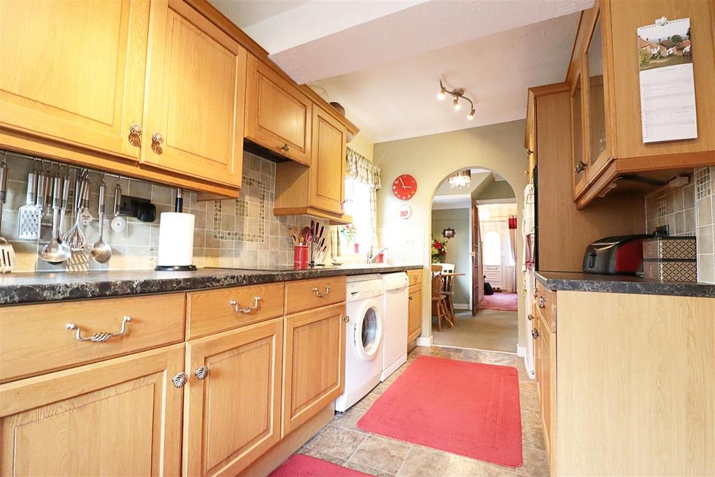 Gibson Lane, Melton, North Ferriby 3 bed semidetached house £190,000
