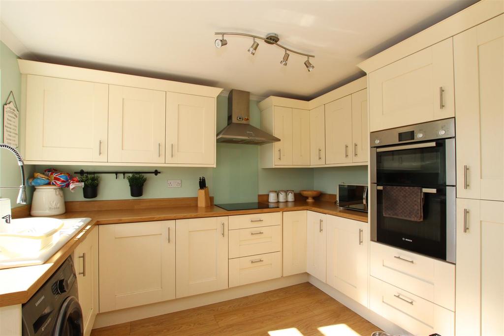 Vaughan Road, Exeter 3 bed terraced house £290,000