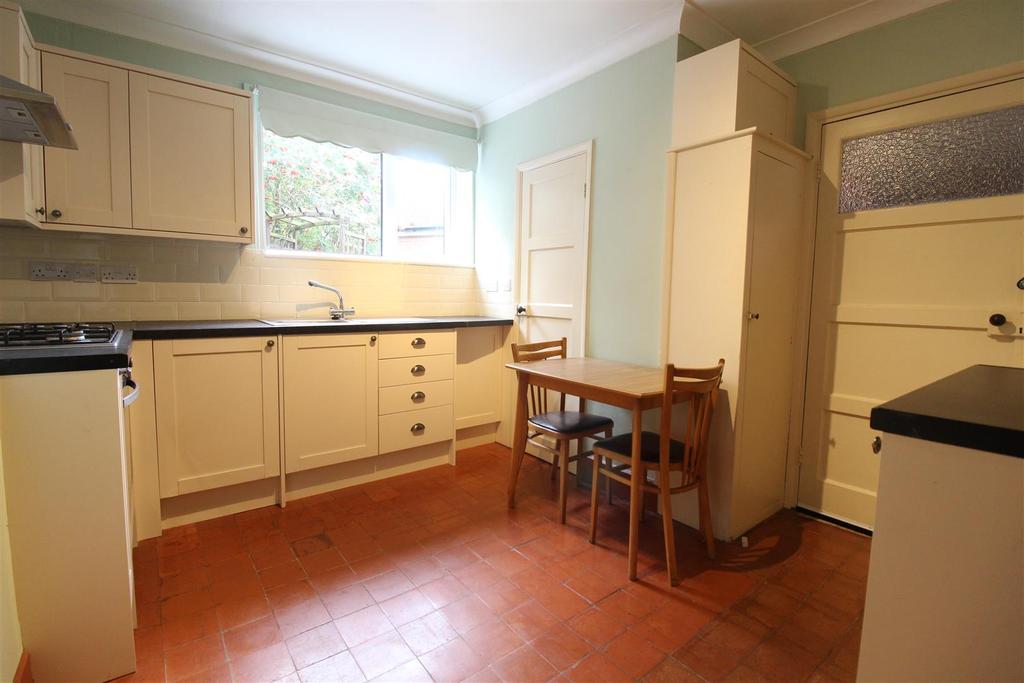 Broadway, Loughborough 3 bed semidetached house £895 pcm (£207 pw)