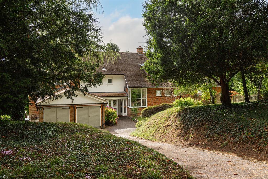 Beech Road, Reigate 6 MONTH LET 5 bed detached house £4,000 pcm (£