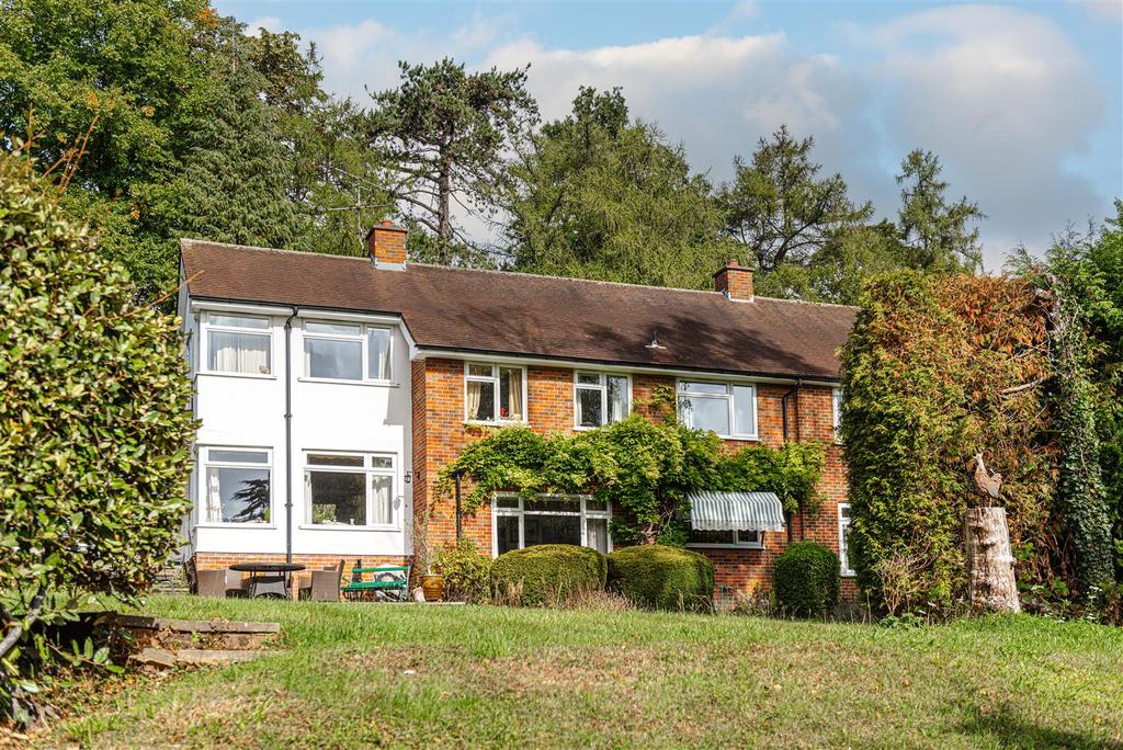 Beech Road, Reigate 6 MONTH LET 5 bed detached house £4,000 pcm (£