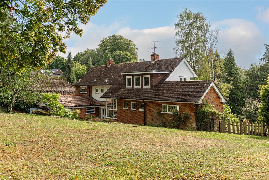 Beech Road, Reigate 6 MONTH LET 5 bed detached house £4,000 pcm (£
