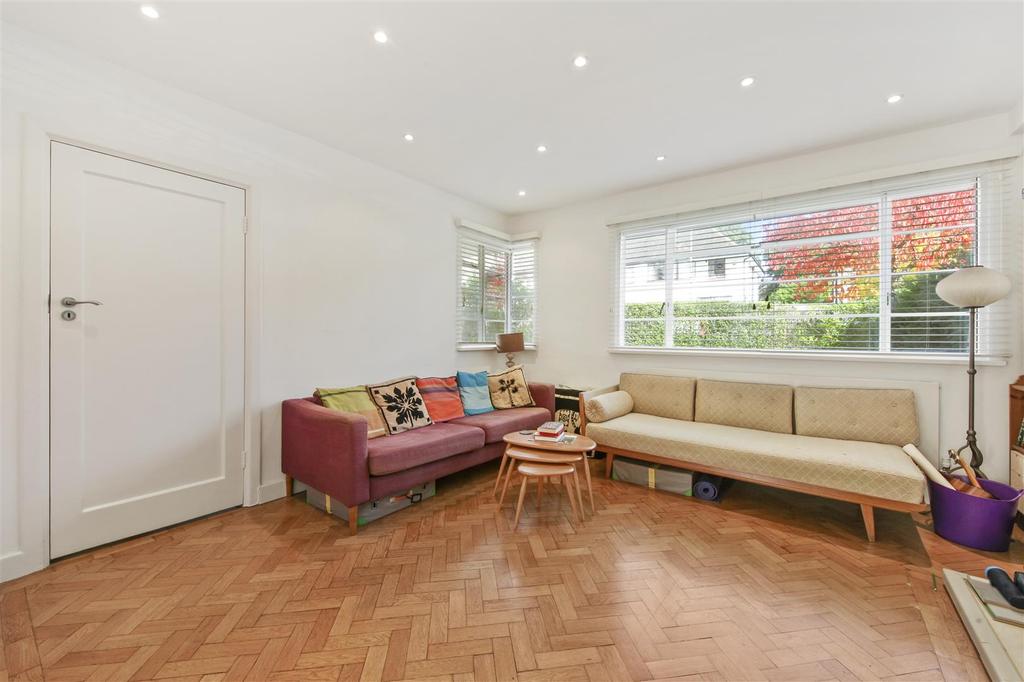 Howard Walk, Hampstead Garden... 3 bed semidetached house £2,925 pcm