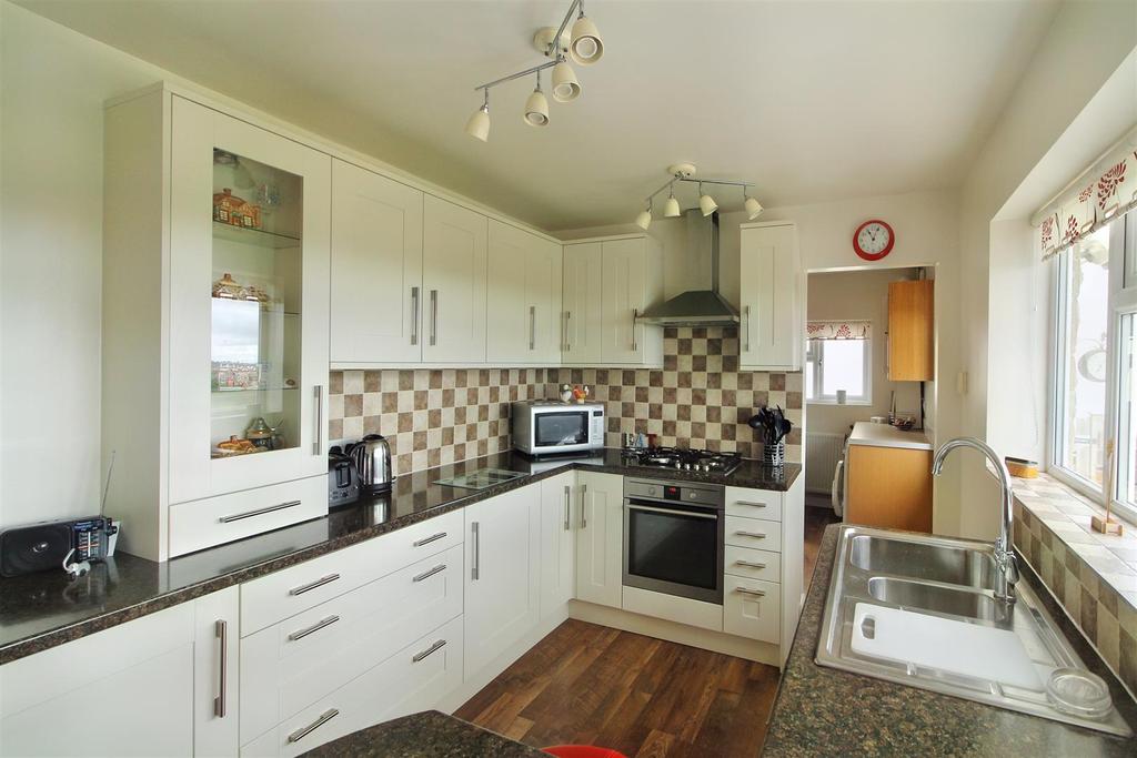 Summer Lane, Emley, Huddersfield HD8 9SJ 3 bed detached house for sale £365,000