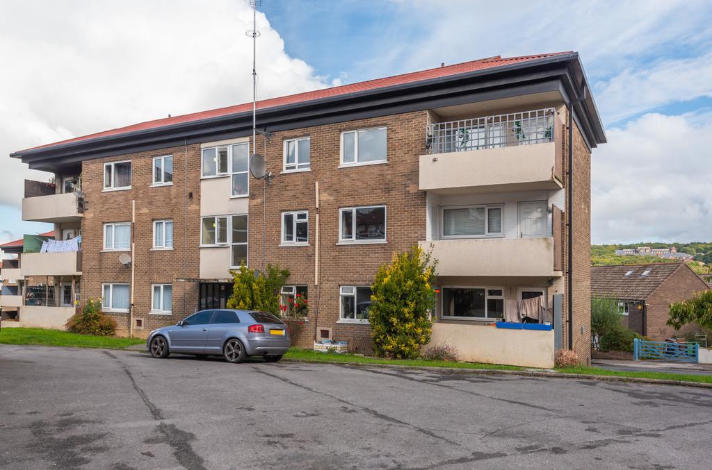 St. James Drive, Horsforth, Leeds, West Yorkshire, LS18 2 bed flat for