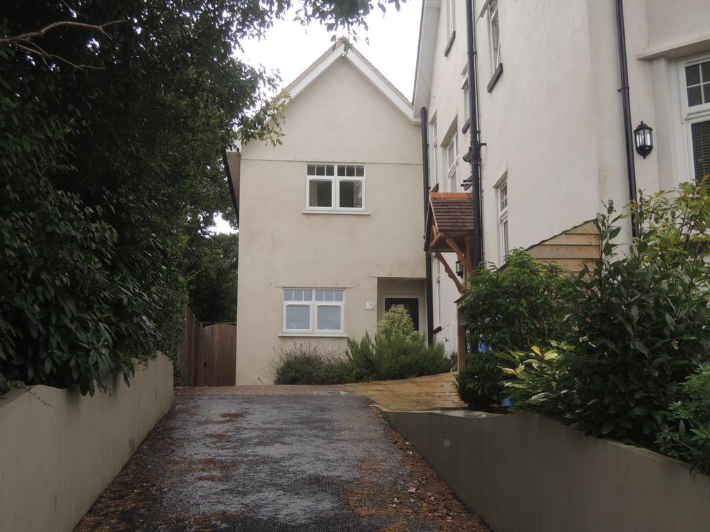 Mansfield Road, Poole BH14 2 bed semidetached house £1,100 pcm (£254 pw)
