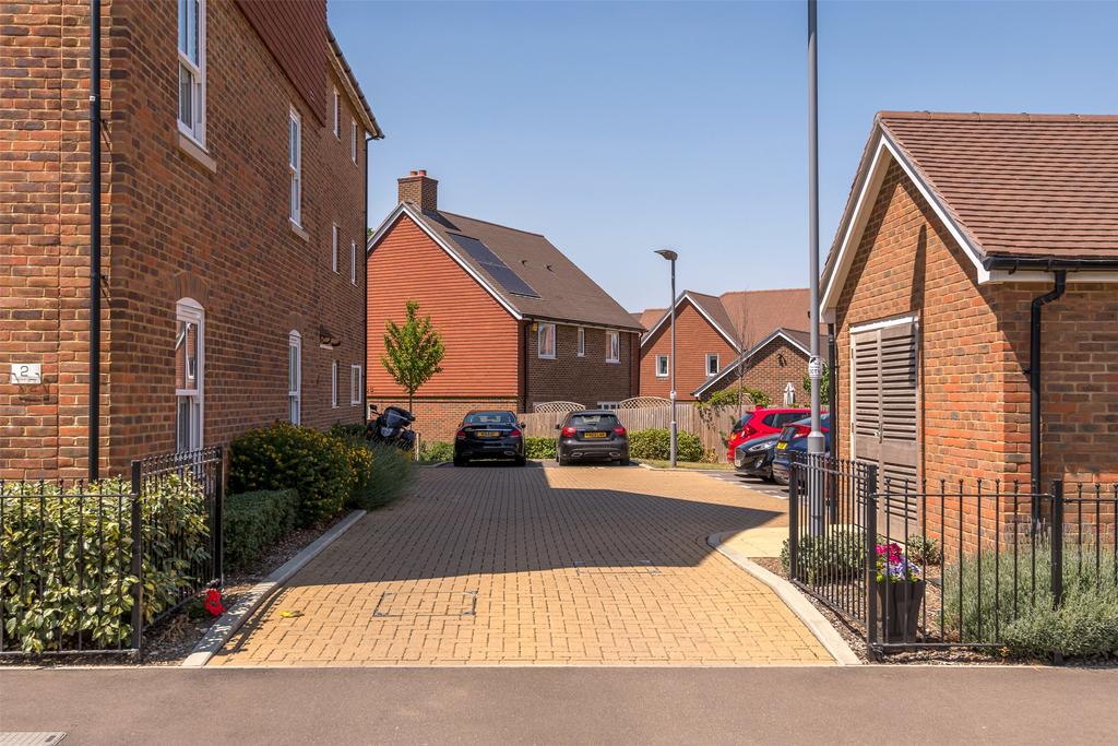ber Street, Horley, RH6 2 bed flat £305,000