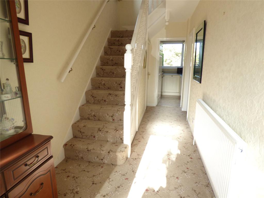 Lower Barn Road, Hadfield, Glossop... 3 bed link detached house £285,000