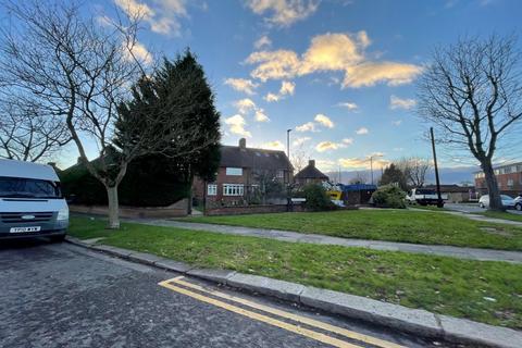 Studio to rent, Green Road, Southgate