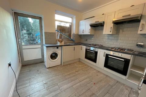 Studio to rent, Green Road, Southgate