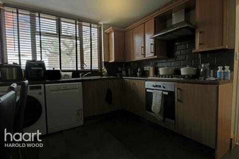 5 Pontypool Walk, Romford, RM3 8YD