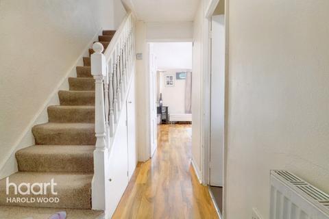 5 Pontypool Walk, Romford, RM3 8YD