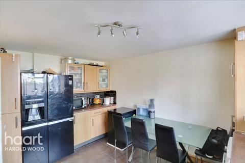 5 Pontypool Walk, Romford, RM3 8YD