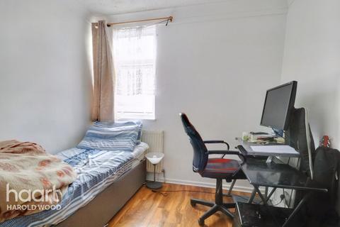 5 Pontypool Walk, Romford, RM3 8YD