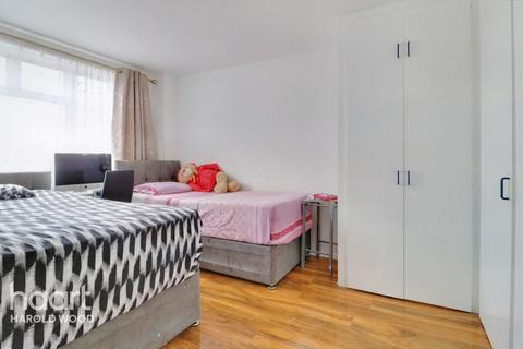 5 Pontypool Walk, Romford, RM3 8YD