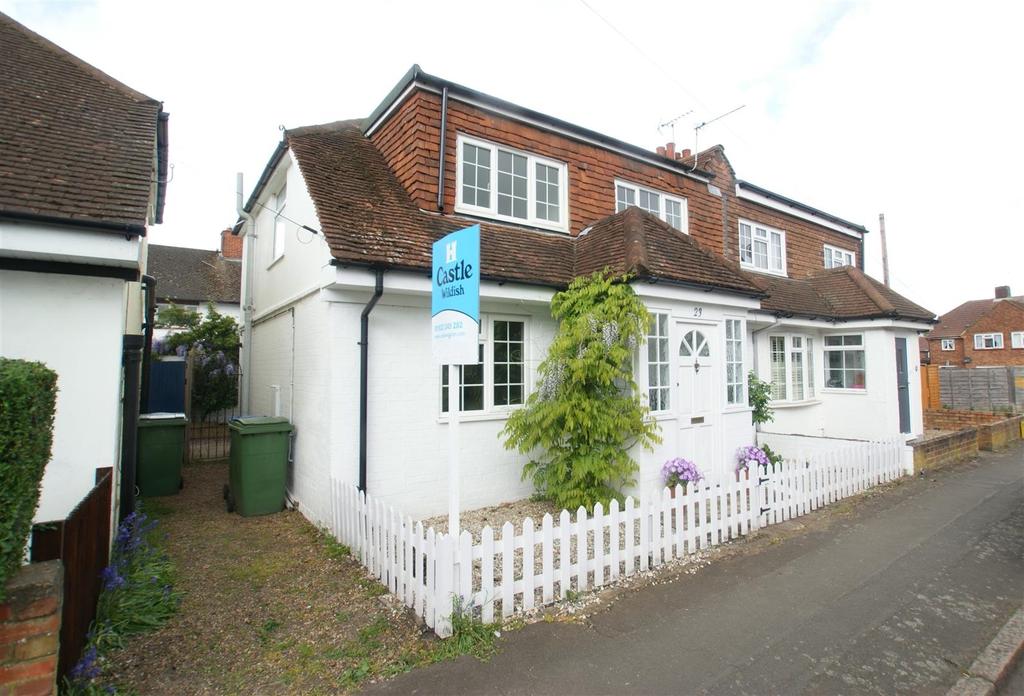Primrose Road, Hersham KT12 3 bed semidetached house £1,750 pcm (£