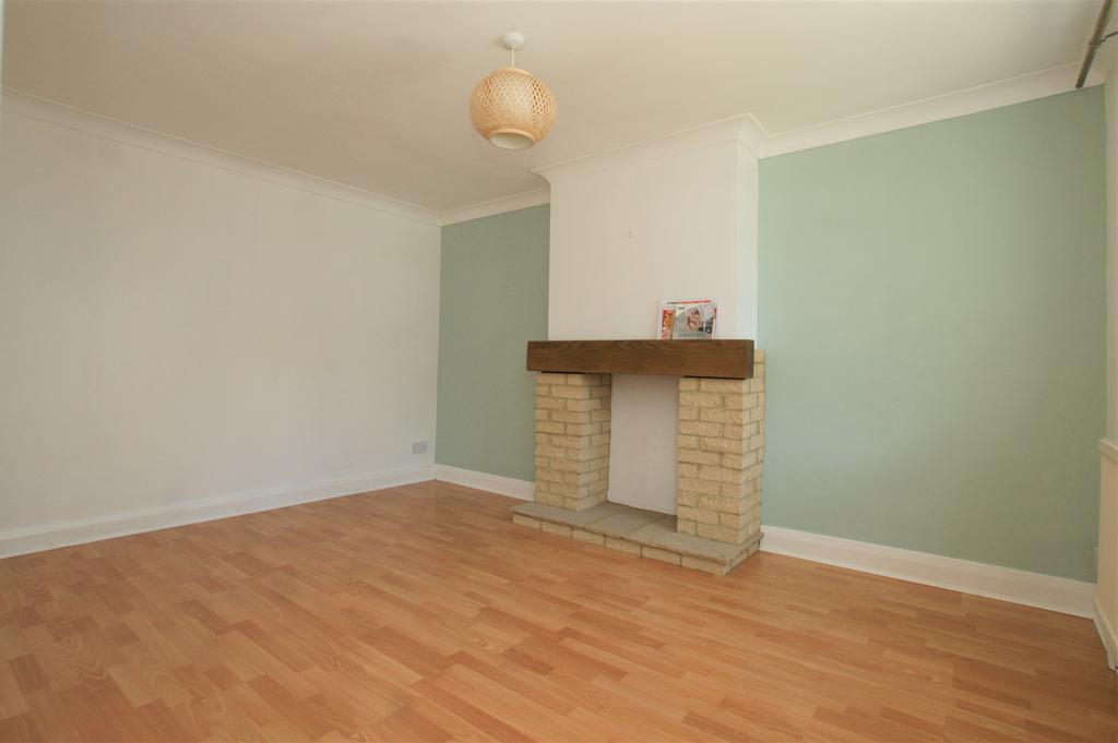 Primrose Road, Hersham KT12 3 bed semidetached house £1,750 pcm (£